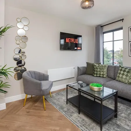 The Crescent Court Sleeps 4 Apartment
