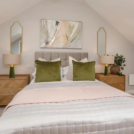 The Crescent Court Sleeps 4 Apartment