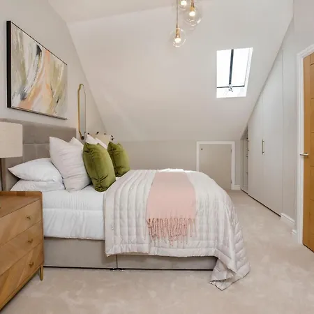 The Crescent Court Sleeps 4 * York