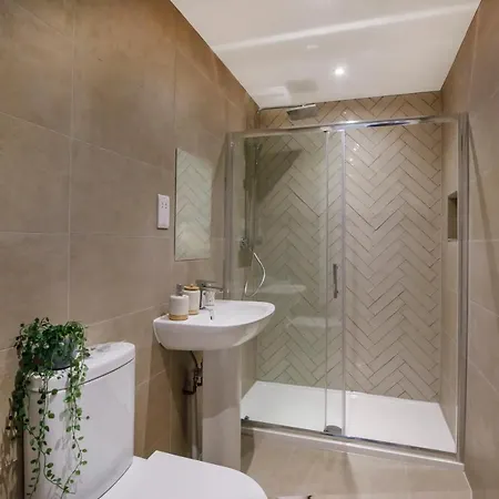 The Crescent Court Sleeps 4 *