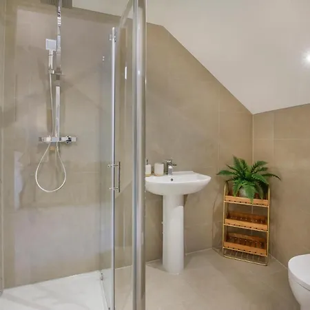 Apartment The Crescent Court Sleeps 4