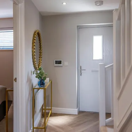 The Crescent Court Sleeps 4 *