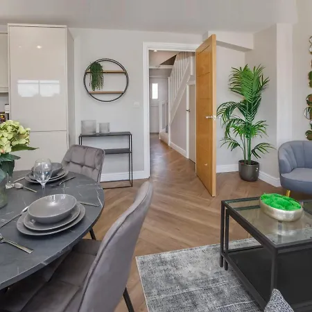 The Crescent Court Sleeps 4 Apartment York