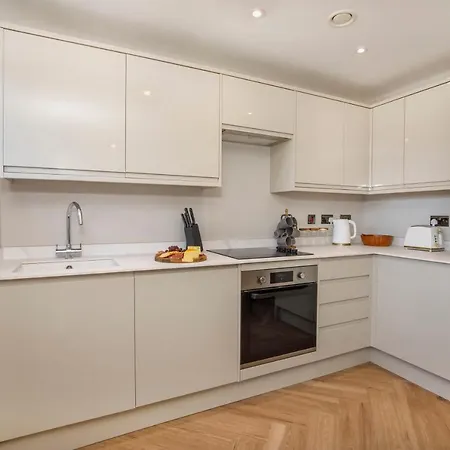 The Crescent Court Sleeps 4 *