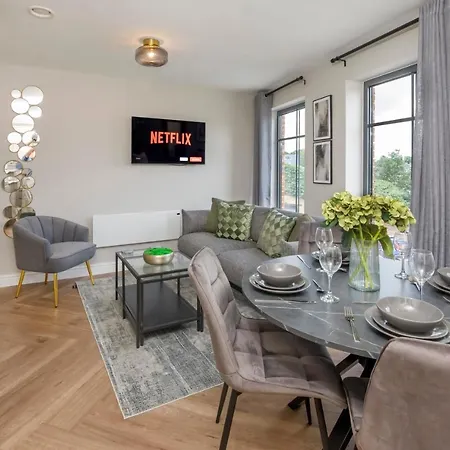 The Crescent Court Sleeps 4 * York