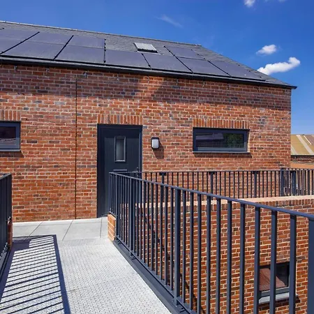 The Crescent Court Sleeps 4 * York